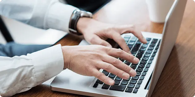 パソコンでフォームに入力している様子